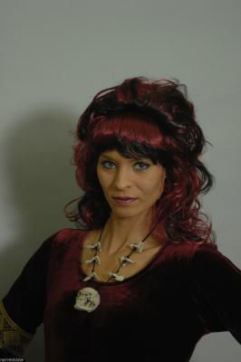 K11277111 schwarz/bordeaux Perücke gelockt Vampirperücke