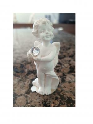 Gi103 altweiß Engel stehend mit Herz Gilde