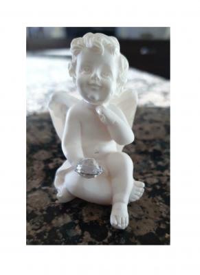 Gi107 altweiß Engel sitzend mit Herz Gilde