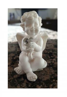 Gi108 altweiß Engel sitzend mit Herz Gilde