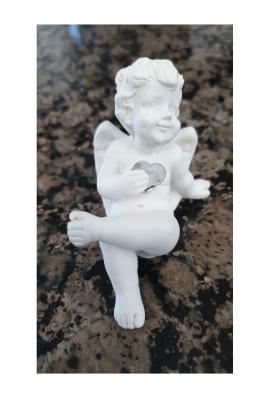 Gi110 altweiß Engel sitzend mit Herz Gilde