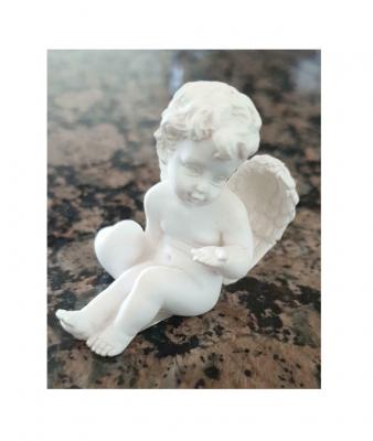 Gi116 altweiß Engel sitzend mit Herz Gilde