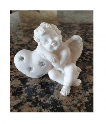 Gi131 altweiß Engel sitzend mit Herz Gilde