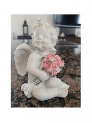 Gi144 altweiß sitzender Engel mit Rosenstrauß Gilde