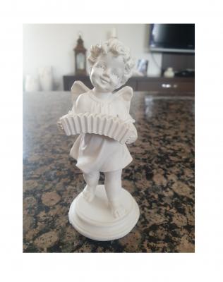 Gi151 altweiß Engel stehend mit Konzertina Gilde
