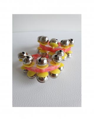 Fu68050 rot-rosa-gelb Hand Rassel mit Glöckchen - 1